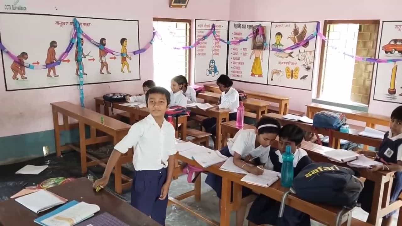 Primary School: কে কোন ক্লাসে পড়ে বোঝা দায়, স্কুলের দুটি রুমেই লুকিয়ে উত্তর Primary School: কে কোন ক্লাসে পড়ে বোঝা দায়, স্কুলের দুটি রুমেই লুকিয়ে উত্তর