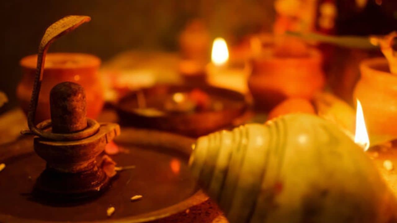 Shivling Puja Tips: বাড়িতে রোজ শিবলিঙ্গ পুজো করেন? শিবের রোষে পড়ার আগে মাথায় রাখুন এই নিয়মগুলি