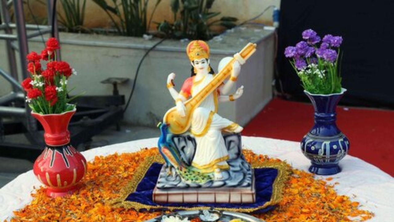 ব্রহ্মবৈবর্ত পুরাণ মতে, দেবীর ভক্ত রাজা প্রিয়ব্রতের কথা। তিনি ষষ্ঠী পুজো করে মৃত সন্তানদের জীবিত অবস্থায় ফিরে পেয়েছিলেন। আর সেই থেকেই নাকি হিন্দু সমাজে প্রতি মাসের শুক্লা ষষ্ঠী তিথিতে ষষ্ঠীপুজো প্রচলিত হয়ে আসছে।