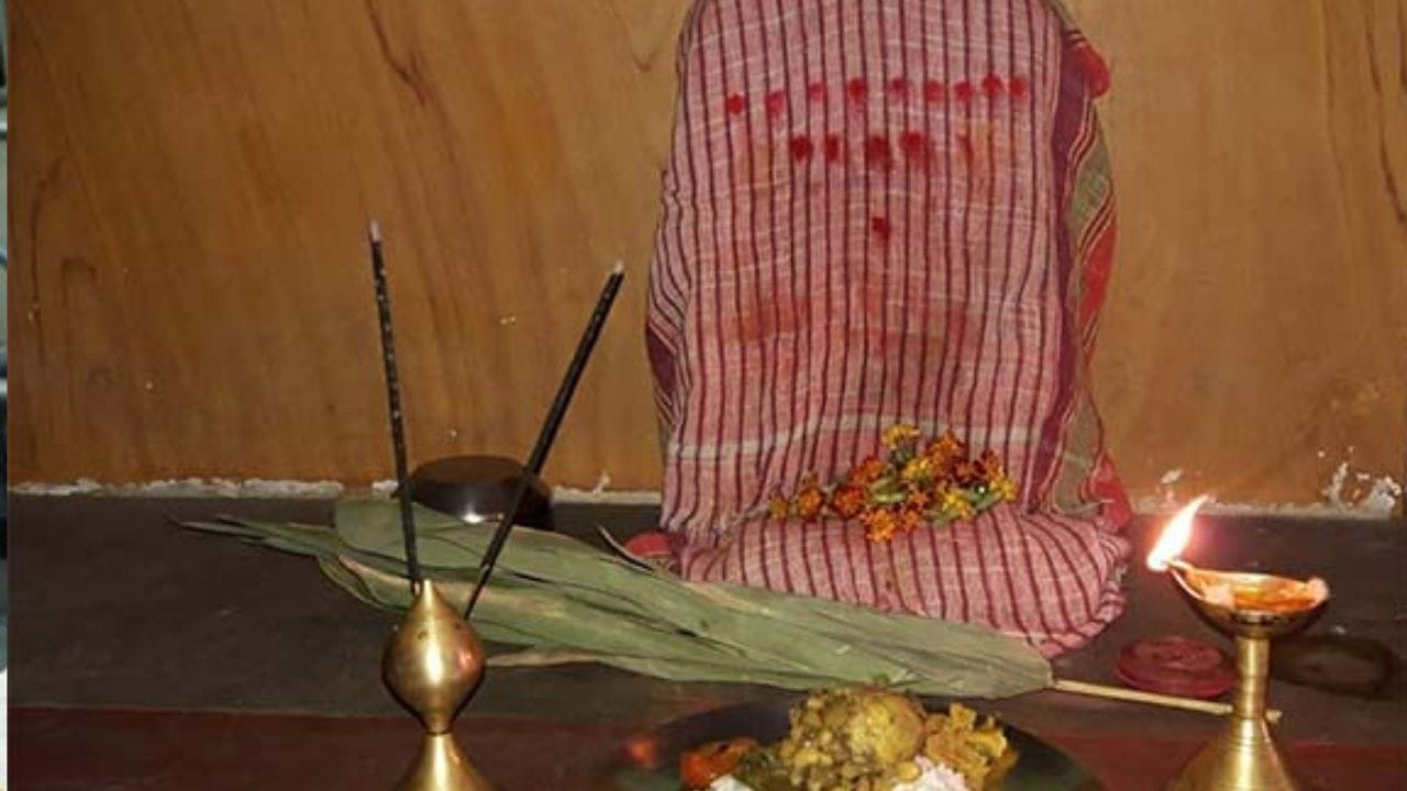 ষষ্ঠীর পুজোয় ফল, হলুদ, সন্দেশ প্রভৃতি দিতে হয়। পূজার দিন রান্নাঘরে কোনও আগুন না আভেন জ্বালানো উচিত নয়। তাই তার আগের দিন বিভিন্ন আনাজ গোটা গোটা কেটে সিদ্ধ করে রাখতে হয়। এমনকি ভাতও করে তাতে জল ঢেলে রাখতে হয়। সেই ঠাণ্ডা ভাত ও তরিতরকারি পরদিন পরিবারের সকলে মিলে খেতে হয়। পূজার দিন গরম খাবার কখনও মুখ তুলতে নেই। পুজো শেষে সন্তানের মঙ্গল কামনায় খালি সুতো নিয়ে হলুদ ও দইয়ে চুবিয়ে সেই সুতো ছেলেদের হাতে বেঁধে দিতে হয়।