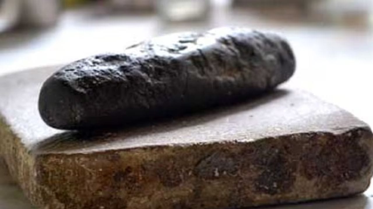 হিন্দু ধর্মে ও বাঙালিদের মধ্য়ে ষষ্ঠীদেবীর গুরুত্ব প্রবল। ষষ্ঠীদেবী বা ষষ্ঠীঠাকুর হলেন বঙ্গীয় ও বাহির বঙ্গীয় সনাতন হিন্দু ধর্মাবলম্বী এক পৌরাণিক দেবী। সাধারণত গ্রামবাংলা সন্তানদাত্রী ও তাহার রক্ষাকর্ত্রী দেবী হিসেবে মানা হয়। মনে করা হয়, তাঁর কৃপায় নিঃসন্তান দম্পতিদের সন্তান লাভ হয়। আর তিনিই হলেন সন্তানের রক্ষাকর্ত্রী।