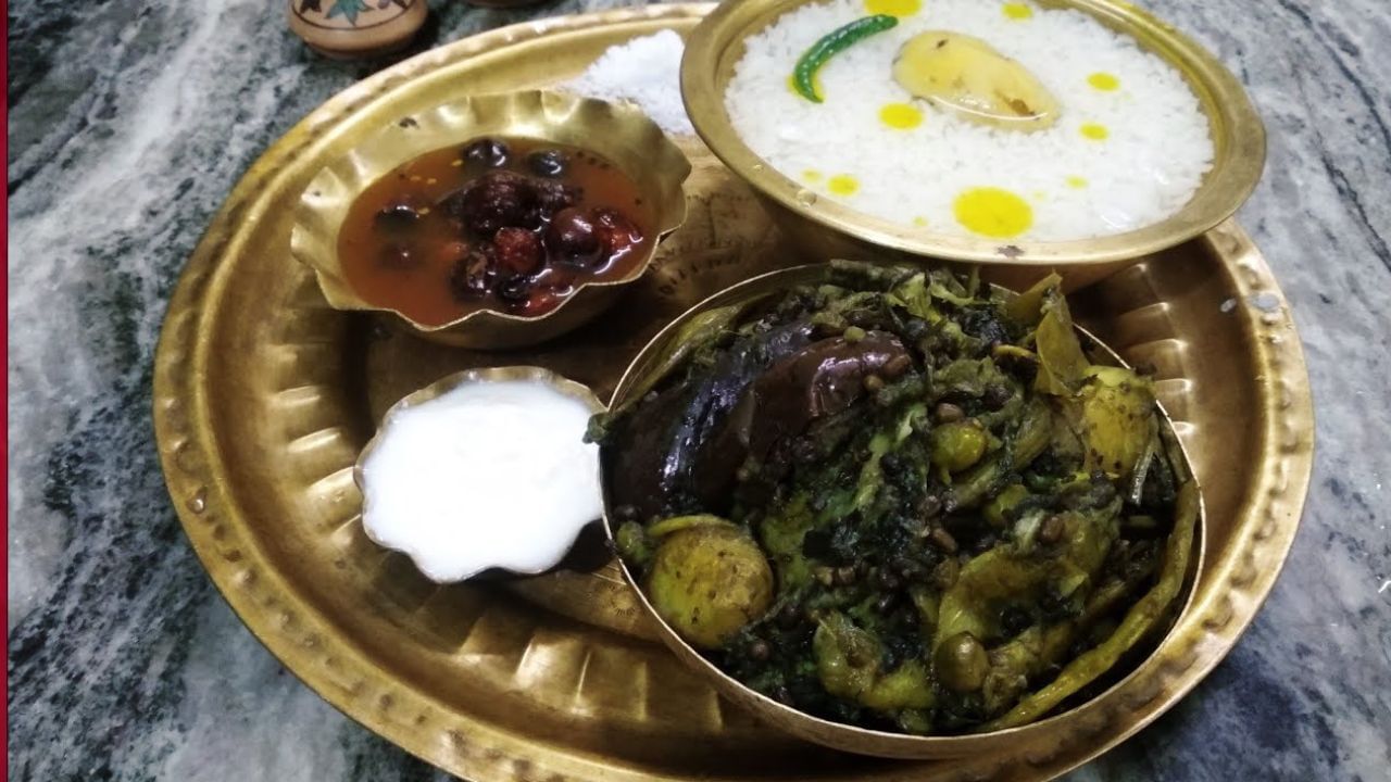 শীতল ষষ্ঠী সকলের জন্য প্রযোজ্য় নয়, বা বাধ্য়তামূলক নয়। যারা পালন করেন, তাঁরা সরস্বতী পুজোর পরের দিন বাড়িতে কোনও রান্না করেন না। শীতল ষষ্ঠীর দিনে বাড়িতে উনুন বা আভেন না জ্বালানোর প্রথা রয়েছে। নিয়ম মেনে আগের দিন রান্না করে ষষ্ঠীর দিন সবকিছু ঠান্ডা খাবার খেতে হয়।