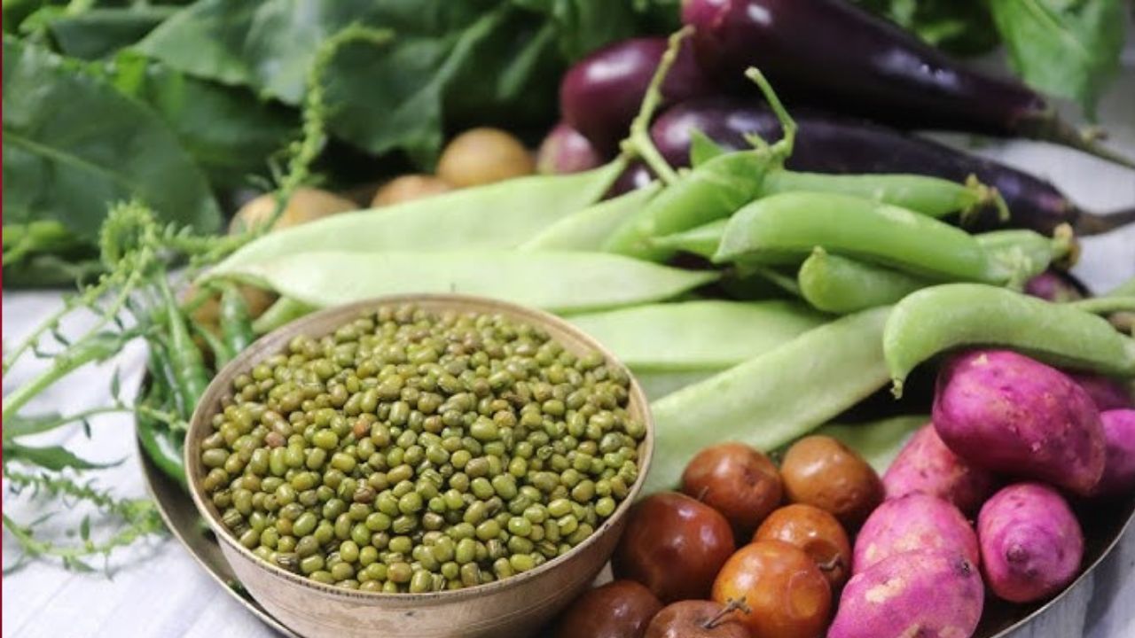 বাংলার বেশ কিছু এলাকায় মরশুমি শাকসবজি দিয়ে আগের দিন তৈরি করা হয় পাঁচ মিশেলি বিশেষ তরকারি। শুধু তাই নয়, ঋতু পরিবর্তনের এই সময়ে শরীরে জীবাণুর বাসা বাঁধতে শুরু করে, বসন্ত রোগের প্রভাব বেশি থাকে, তাই রোগ থেকে দূরে থাকতে এই টাটকা ও মরসুমি শাক-সবজি দিয়ে গোটাসেদ্ধ বানানো হয়।