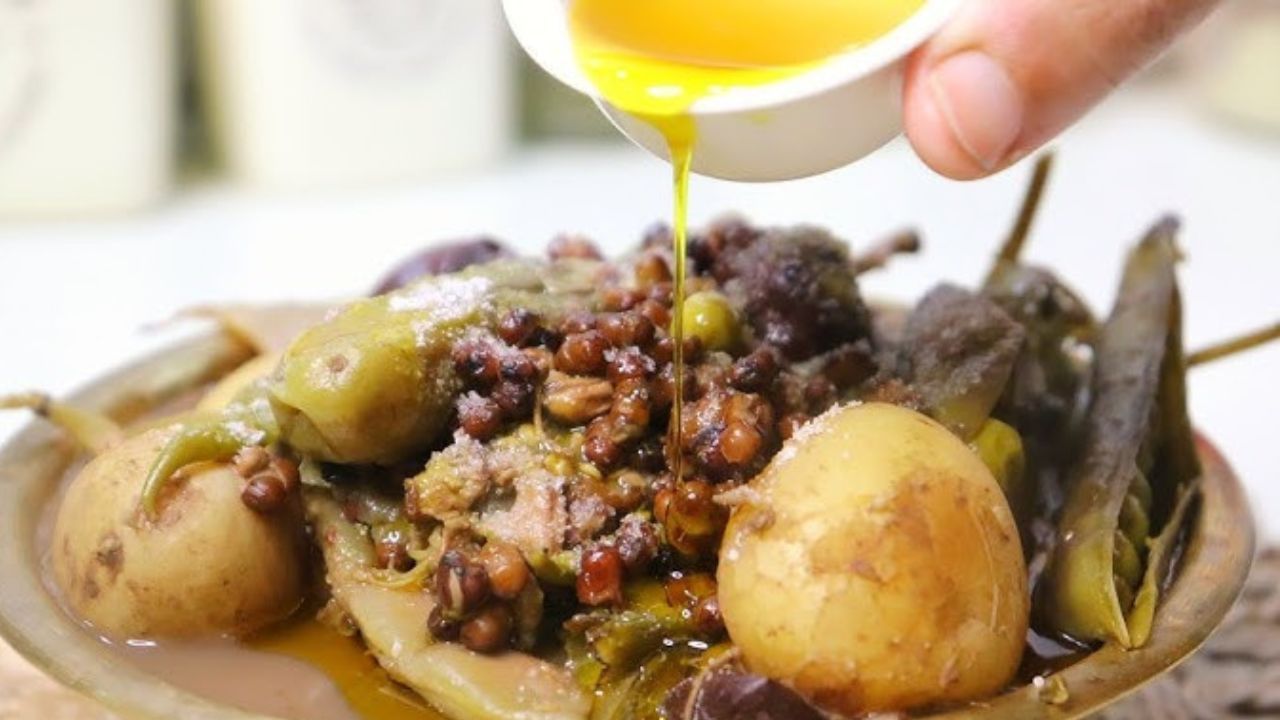 শীতলষষ্ঠী ব্রত পালনের জন্য বাটনা বাটার শিল, বাঁশপাতা, জোড়া কলা, ২১টি সজনে ফুল, তালপাতার পাখা ও আল্পনার জন্য আতপ চালের পিটুলি। পুজোর সময় উঠোনে বাটনা বাটার শিলের উপর পিটুলি দিয়ে ষষ্ঠীমূর্তির আল্পনা এঁকে নোড়ার কোলে বাঁশপাতা, জোড়া কলা ও সজনে ফুল রাখতে হয়। এরপরে তালপাতার পাখা দিয়ে শিলটিকে বাতাস করতে হয়। তারপর আগে থেকে রান্না করা খাবার খেয়ে পুজো সম্পন্ন করা হয়।