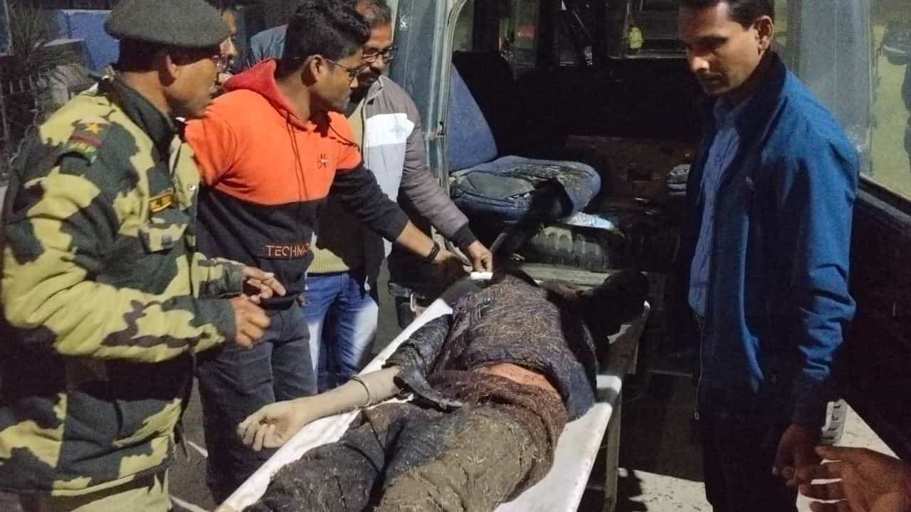 Murder: হাটের মধ্যে ভাই-ভাইয়ে তুমুল ঝামেলা, ধারালো অস্ত্র নিয়ে রক্তাক্ত লড়াই, ঘরে ফেরা হল না একজনের Murder: হাটের মধ্যে ভাই-ভাইয়ে তুমুল ঝামেলা, ধারালো অস্ত্র নিয়ে রক্তাক্ত লড়াই, ঘরে ফেরা হল না একজনের