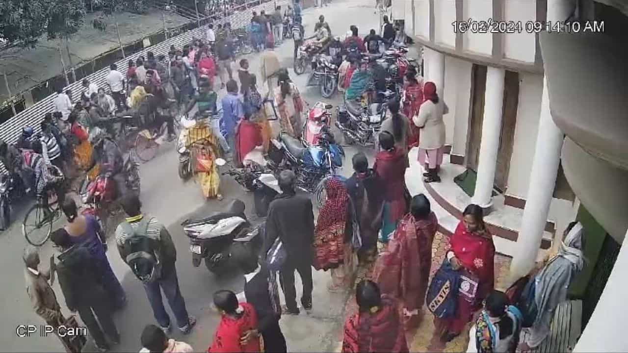 Balurghat Higher Secondary: পরীক্ষাকেন্দ্রের সামনেই ষাঁড়ের লড়াই, পরীক্ষার আগেই ঘটে গেল ভয়ঙ্কর ঘটনা Balurghat Higher Secondary: পরীক্ষাকেন্দ্রের সামনেই ষাঁড়ের লড়াই, পরীক্ষার আগেই ঘটে গেল ভয়ঙ্কর ঘটনা