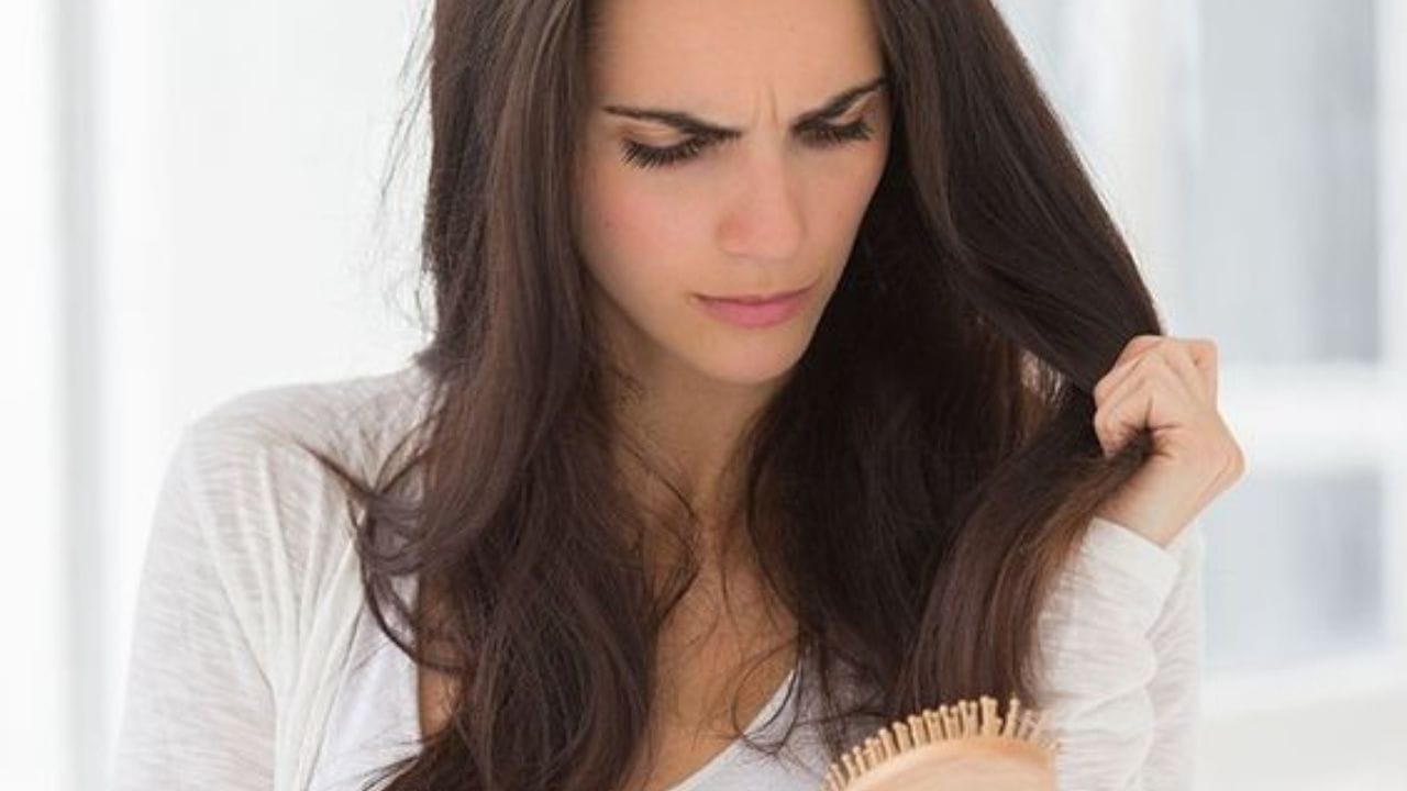 এই সমস্যা রুখতে রাসায়নিকযুক্ত শ্যাম্পু ব্যবহার করবেন না। আর শ্যাম্পু করার পর চুল ভালো করে মুছুন। আর অবশ্যই ঠান্ডা জল দিয়ে চুল ধোবেন। (ছবি:Pinterest)