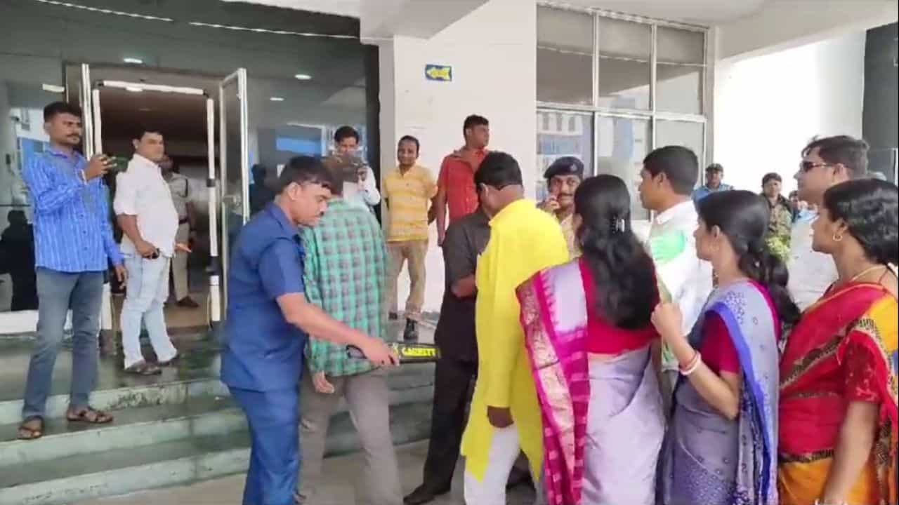 TMC: এবার মহিলা প্রধানের স্বামীদেরও ট্রেনিং দিচ্ছে তৃণমূল, জল্পনা রাজনৈতিক মহলে TMC: এবার মহিলা প্রধানের স্বামীদেরও ট্রেনিং দিচ্ছে তৃণমূল, জল্পনা রাজনৈতিক মহলে