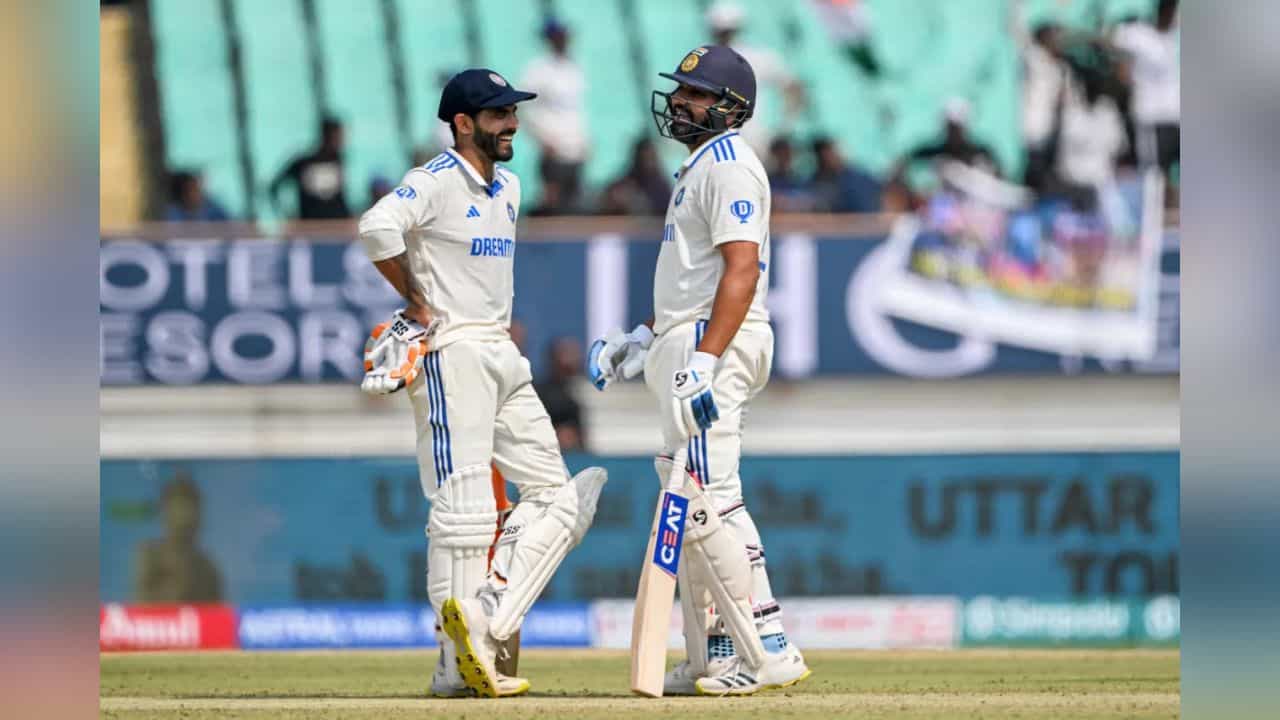 IND vs ENG: IPL মোডে ফেরো... রাজকোট টেস্টে জাডেজাকে 'খোঁচা' রোহিতের IND vs ENG: IPL মোডে ফেরো... রাজকোট টেস্টে জাডেজাকে 'খোঁচা' রোহিতের