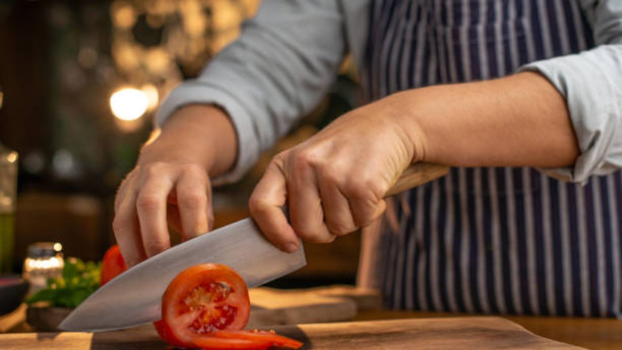 সামান্য গরম মশলা, ভাজা মশলার গুঁড়ো দিতে ভুলবেন না। সবশেষে একটু ধনেপাতা কুচি দিন। ভাল করে নেড়ে চেড়ে শুকনো করে নামিয়ে নিন। টমেটোর উপর ভাল করে আলুর পুর দিয়ে কোটিং করুন দু দিকে