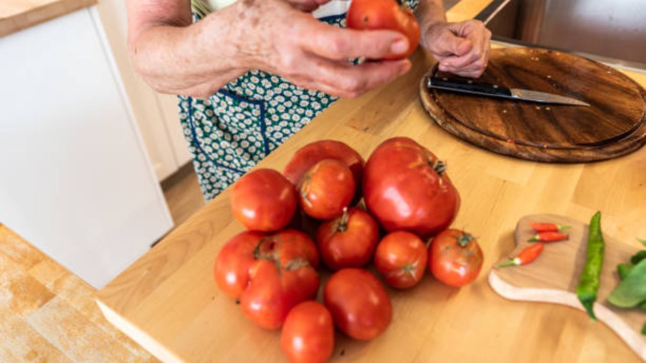 তিনটে আলু সেদ্ধ করে নিন। একটা কড়াতে তেল গরম করে ওতে সামান্য সাজা জিরে, থেঁতো করা আদা, কাঁচালঙ্কা কুচি দিয়ে নেড়ে সেদ্ধ করে মাখা আলু দিয়ে দিন এতে। সামান্য হলুদ, লঙ্কা গুঁড়ো, স্বাদমতো নুন দিন