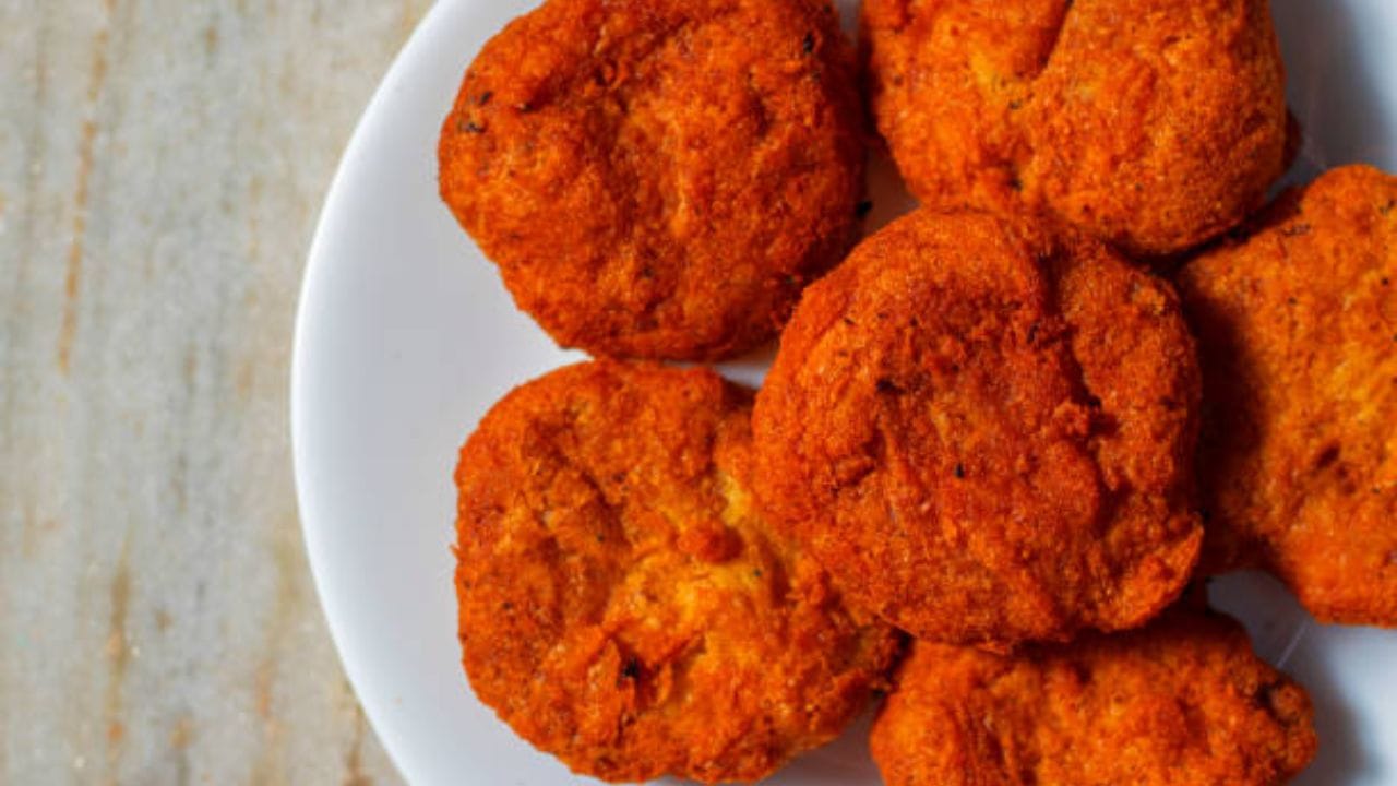 কালোজিরে, হলুদ, লঙ্কা গুঁড়ো, নুন, সামান্য গরম মশলার গুঁড়ো আর জল দিয়ে চপের ব্যাটার বানিয়ে নিতে হবে। বেশ থকথকে ব্যাটার হবে। পাতলা নয়