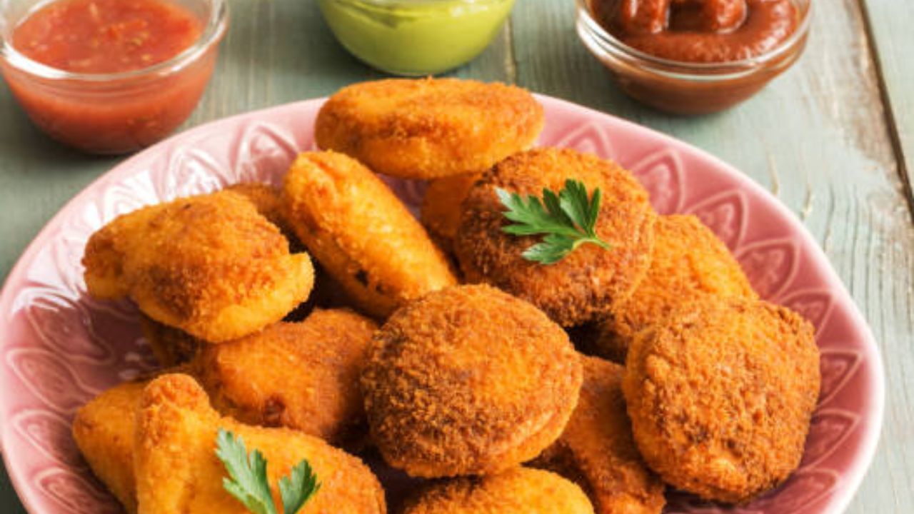 আর তাই শীতের রাতে বানিয়ে ফেলুন টমেটোর চপ। এক কাপ চায়ের সঙ্গে জমে যাবে। দেখে নিন কী ভাবে বানিয়ে নেবেন। টমেটো মোটা গোল করে কেটে নিতে হবে। একটা বড় বাটিতে এক কাপ বেসন আর হাফ কাপ চালের গুঁড়ো দিন