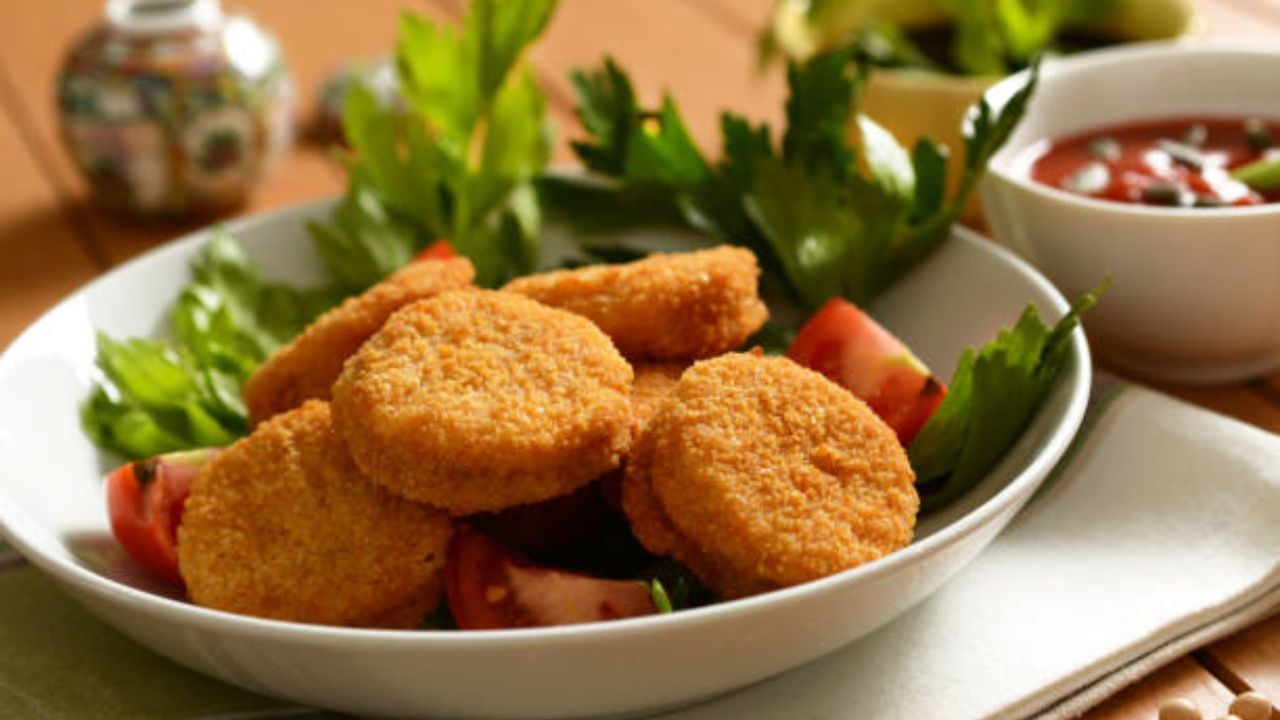 শীতের দিনে এই ভাজাভুজি খেতে বেশ লাগে। এই সময় বাড়িতেও বানানো হয় বিভিন্ন পকোড়া। শীতে ফুলকপির শিঙাড়া, ফুলকপির চপ, টমেটোর চপ, লঙ্কার চপ এসব বাড়িতে হয়েই থাকে