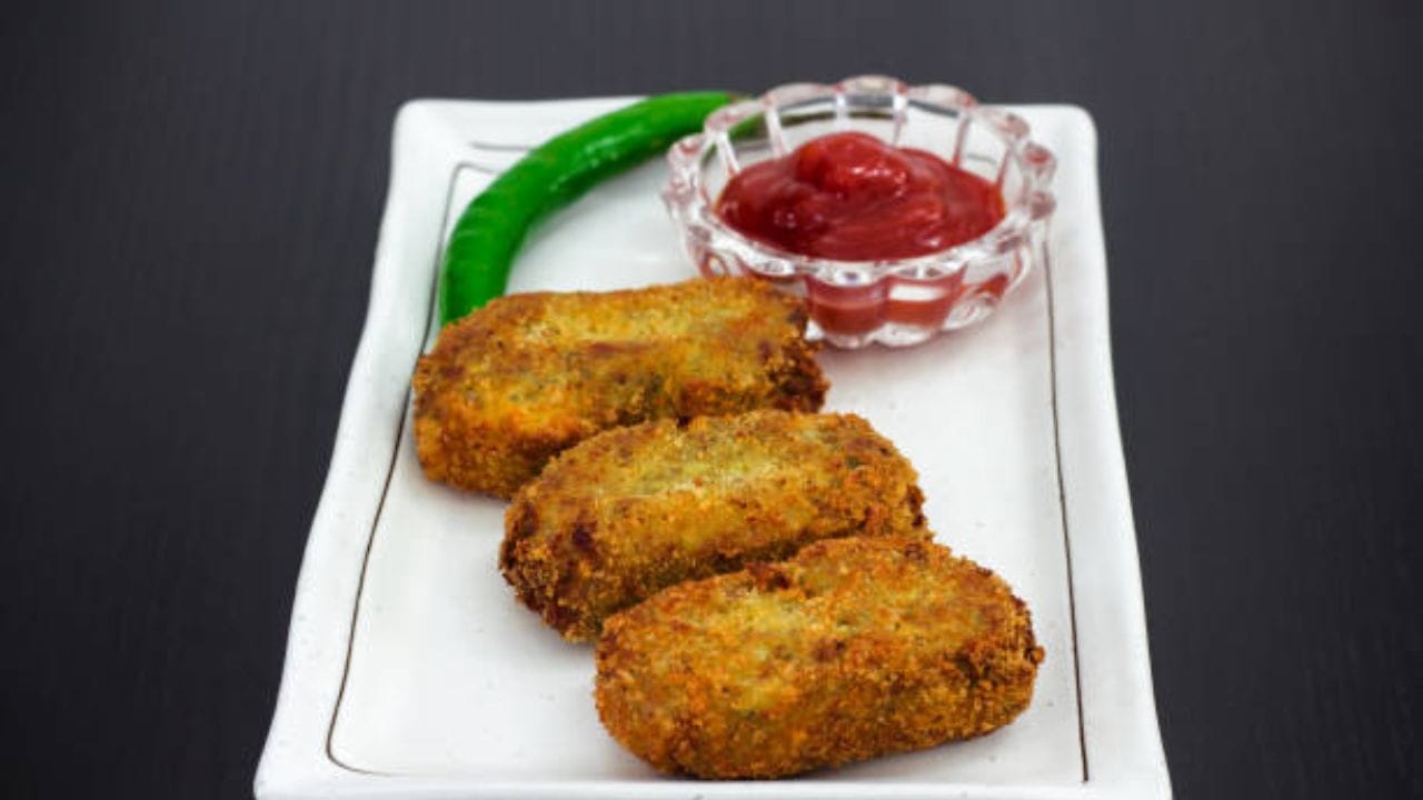 আমাদের রাজ্যে চপশিল্প বেশ জনপ্রিয়। শুধু তাই নয়, বাঙালিরা যখন বাড়ির বাইরে যায় তখনও খোঁজ চলে এই ভাজা ভুজির। মূলত ছাঁকা তেলেই ভাজা হয় চপ-পেঁয়াজি