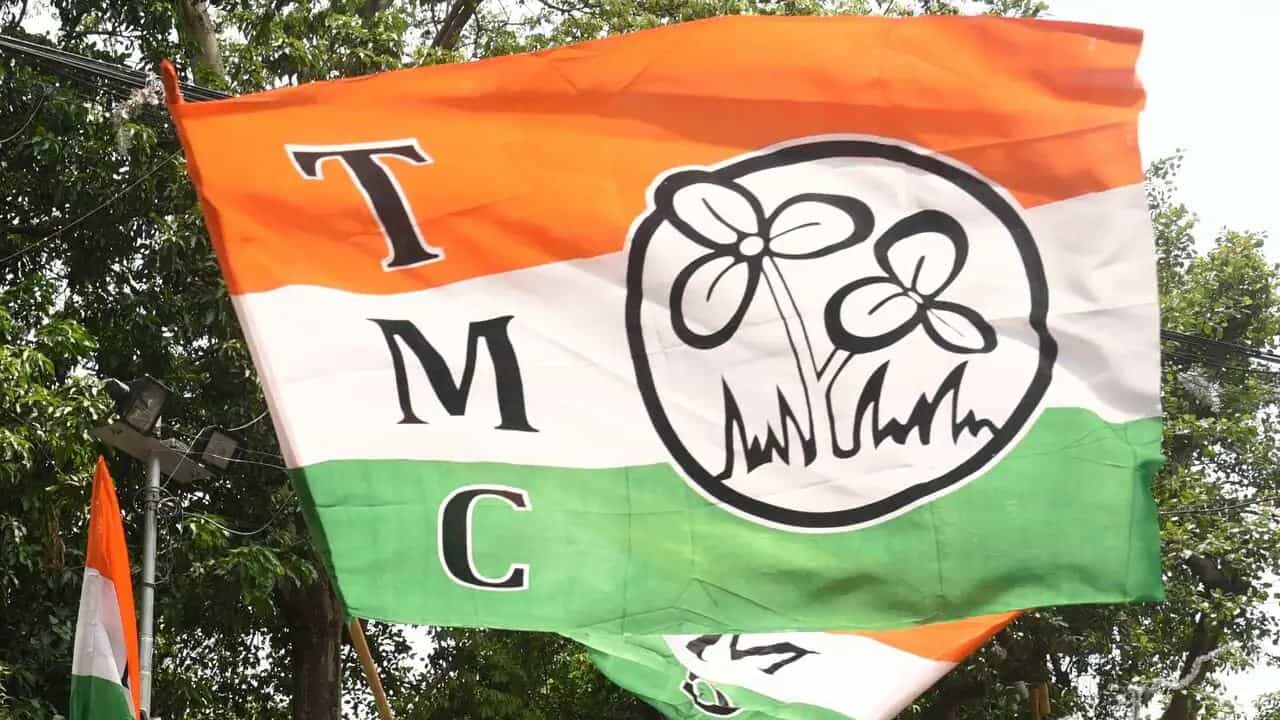 Birbhum: বীরভূমে ফের প্রকাশ্যে তৃণমূলের গোষ্ঠীকোন্দল, কোর কমিটি থেকে সরে দাঁড়ালেন বড় নেতা Birbhum: বীরভূমে ফের প্রকাশ্যে তৃণমূলের গোষ্ঠীকোন্দল, কোর কমিটি থেকে সরে দাঁড়ালেন বড় নেতা