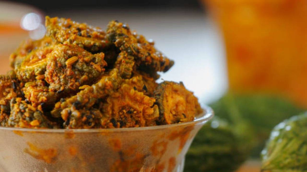 Ucche recipe: উচ্ছে একবার এইভাবে বানালে পাশে মাছ-মাংস থাকলে খেতেও চাইবেন না