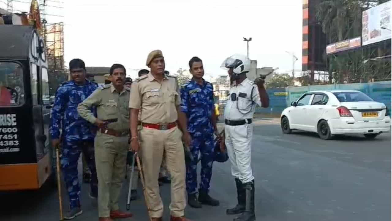 Baguiati: VIP রোডে ডাম্পারের ধাক্কা মা-কে, মেয়েকে পিষে পালাল চালক Baguiati: VIP রোডে ডাম্পারের ধাক্কা মা-কে, মেয়েকে পিষে পালাল চালক