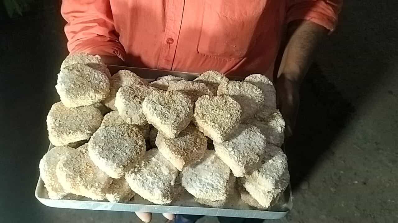 Valentine's Day: প্রেমের সপ্তাহে ভালবাসার মানুষকে চমক দিতে চান? খেয়ে দেখতে পারেন ব্যান্ডেল স্পেশ্যাল ভ্যালেন্টাইন চপ Valentine's Day: প্রেমের সপ্তাহে ভালবাসার মানুষকে চমক দিতে চান? খেয়ে দেখতে পারেন ব্যান্ডেল স্পেশ্যাল ভ্যালেন্টাইন চপ