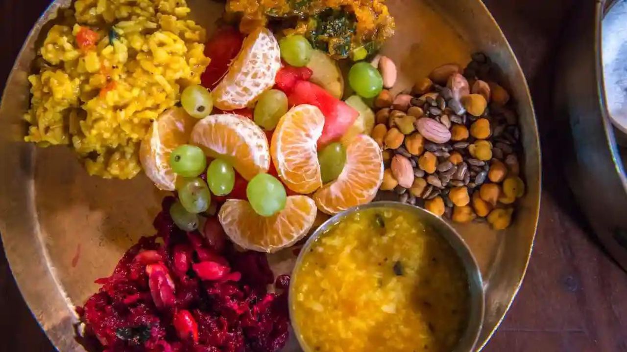 Veg Diet Significance: উপবাসের সময় নিরামিষ খাবার খাওয়া হয় কেন? জীবন বদলে দেওয়ার সহজ উপায়ের গুরুত্ব জানুন Veg Diet Significance: উপবাসের সময় নিরামিষ খাবার খাওয়া হয় কেন? জীবন বদলে দেওয়ার সহজ উপায়ের গুরুত্ব জানুন