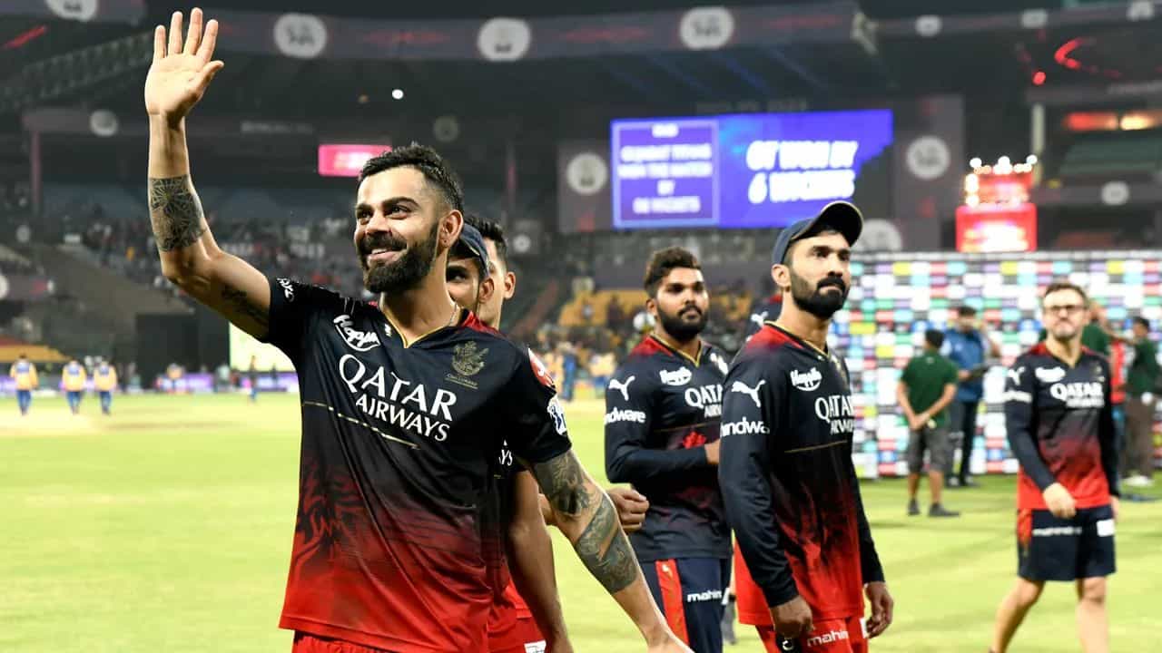 আগামী ২২ মার্চ থেকে ভারতের মাটিতে শুরু হবে ইন্ডিয়ান প্রিমিয়ার লিগের ১৭তম সংস্করণ। এখন থেকেই আইপিএল প্রেমীরা আবেগে ভাসছেন। আইপিএলের নতুন মরসুম শুরু হওয়ার আগে জেনে নিন এই লিগে সবচেয়ে বেশি সেঞ্চুরি করেছেন কারা।