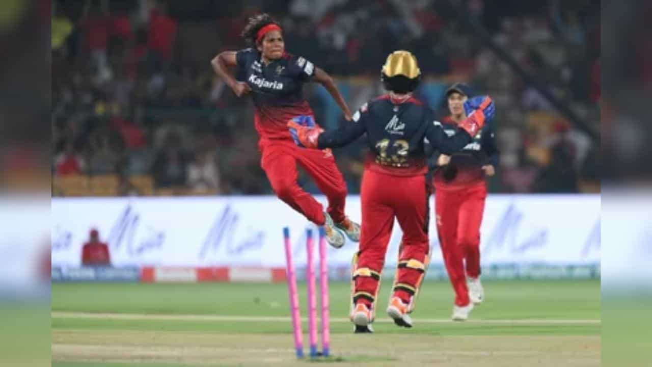 WPL 2024: রিচার তুফানি ইনিংস, দুর্দান্ত কিপিং; স্মৃতিদের জয়ের 'আশা' পূর্ণ করলেন মলিনিউ WPL 2024: রিচার তুফানি ইনিংস, দুর্দান্ত কিপিং; স্মৃতিদের জয়ের 'আশা' পূর্ণ করলেন মলিনিউ