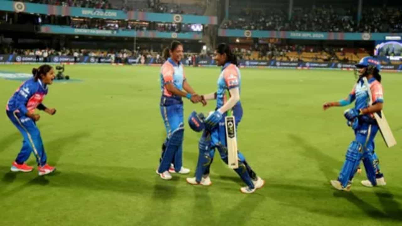 WPL 2024: শেষ বলে ছয়! অনামী সজনার এক শটেই জয় ডিফেন্ডিং চ্যাম্পিয়নদের WPL 2024: শেষ বলে ছয়! অনামী সজনার এক শটেই জয় ডিফেন্ডিং চ্যাম্পিয়নদের