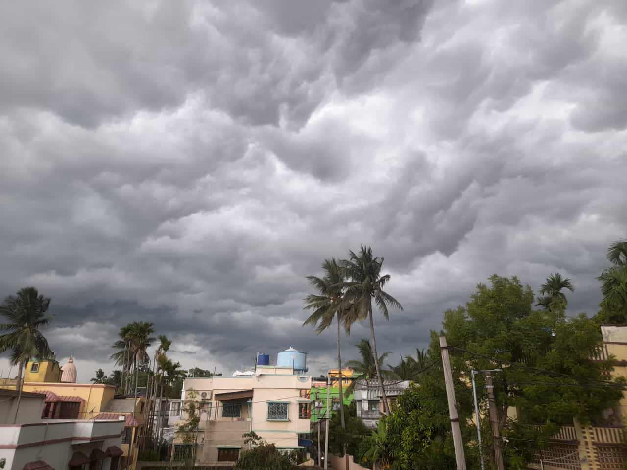Toady Weather Update: বাংলার আকাশে দুর্যোগের ঘনঘটা, জারি হল 'বিশেষ' সতর্কতা Toady Weather Update: বাংলার আকাশে দুর্যোগের ঘনঘটা, জারি হল 'বিশেষ' সতর্কতা