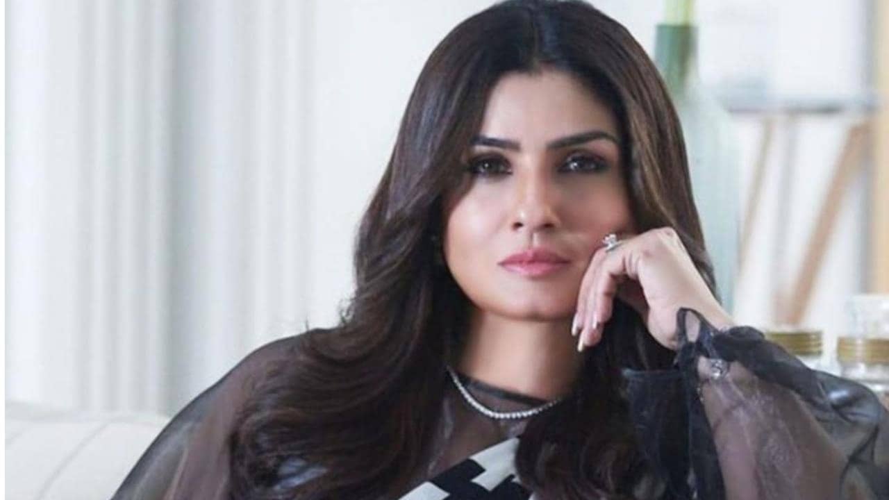মুম্বই মেট্রো স্টেশনে রবিনা পা রাখতেই ভয়াবহ পরিস্থিতি, হঠাৎ কী হল...