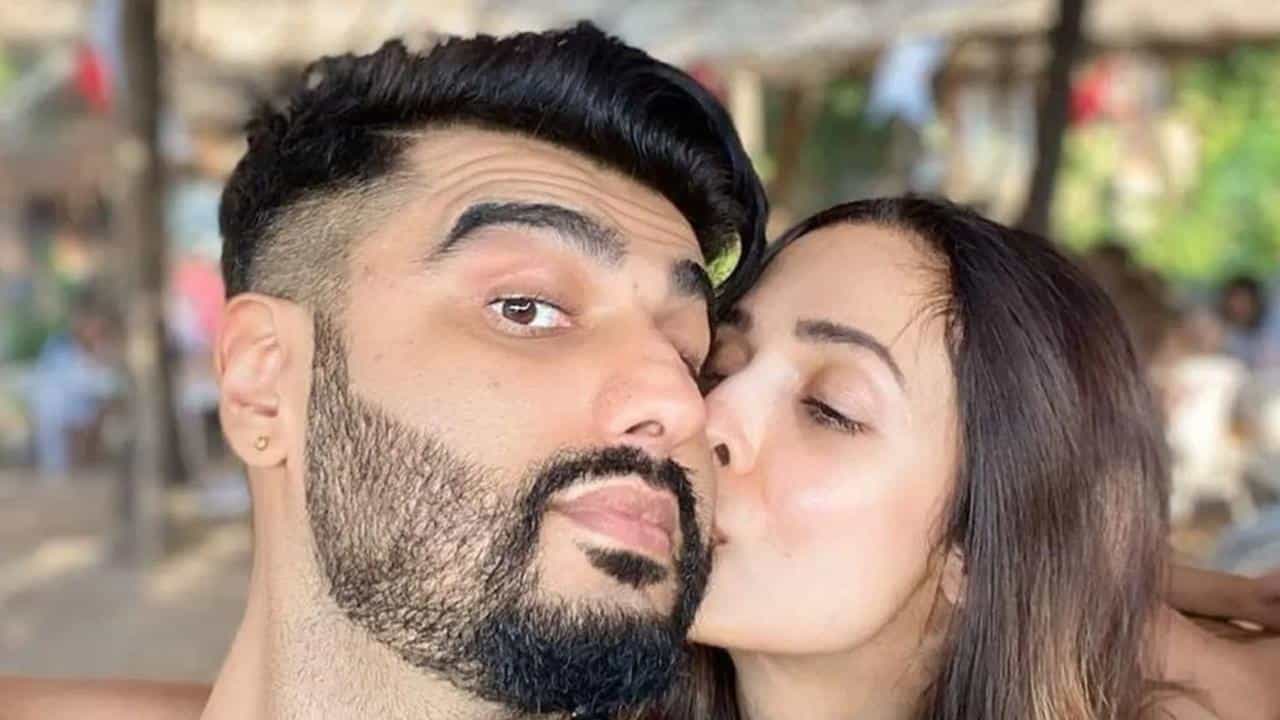 সদ্য দ্বিতীয়বার বিয়ের পিঁড়িতে বসেছেন অভিনেতা আরবাজ খান। মালাইকার সঙ্গে বিবাহ বিচ্ছেদ হয়েছে বেশ কয়েকবছর হয়ে গেল। অন্যদিকে, মালাইকা আরোরাও নয়া সম্পর্কে পা রেখেছিলেন। 