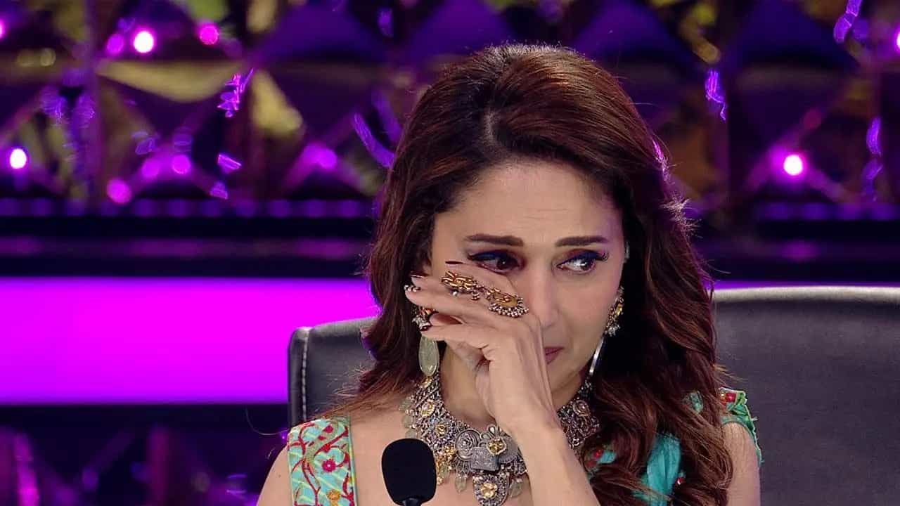 'ঘরে বসে থাক', চোখ রাঙানিকে পাত্তা না দিয়ে এই কাজ করে যান মাধুরী 'ঘরে বসে থাক', চোখ রাঙানিকে পাত্তা না দিয়ে এই কাজ করে যান মাধুরী