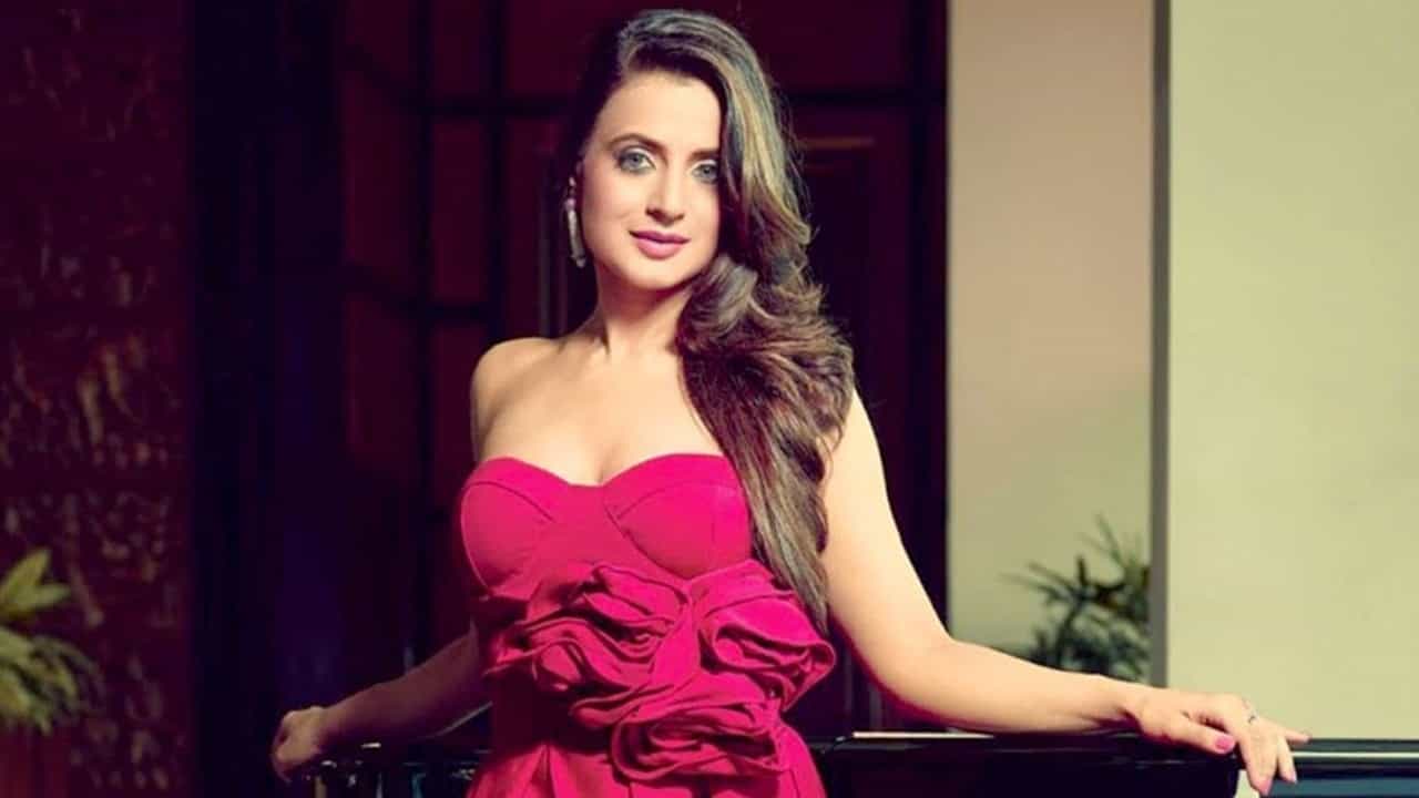 'এই বয়সে কী হচ্ছে...', পথে বেরতেই চরম ট্রোল্ড আমিশা 'এই বয়সে কী হচ্ছে...', পথে বেরতেই চরম ট্রোল্ড আমিশা