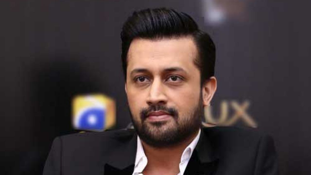 তবে কেরিয়ারের শুরুতে সমীকরণটা এমন ছিল না। গান ভালবাসতেন। গানকেই নিজের কেরিয়ার করতে চেয়েছিলেন। সেই মতোই হাতে গিটার নিয়ে বেরিয়ে পড়তেন। 