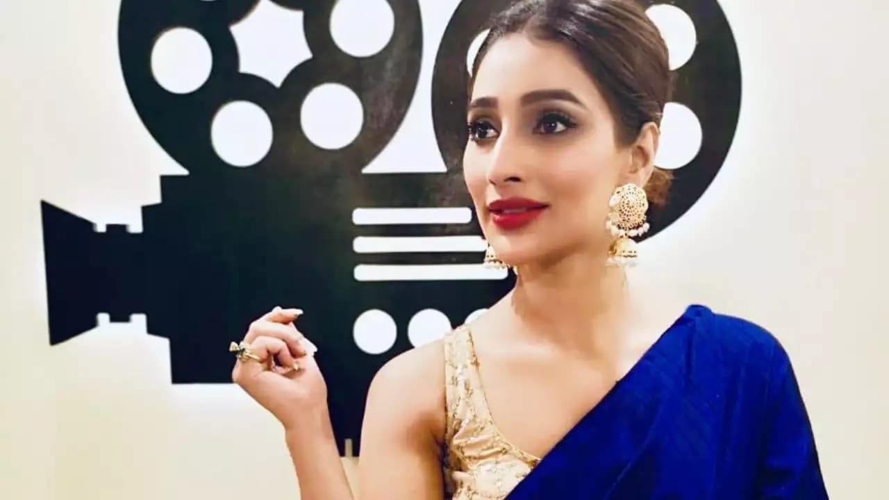 হাসতে হাসতে শাশ্বত বলেছিলেন, আচ্ছা বুঝলাম, মানে যিনি একটু সহজেই টেলে যেতে পারেন। সেই কারণেই তাঁকে নাকি অনেক মজার মজার নামেও ডাকা হয়।