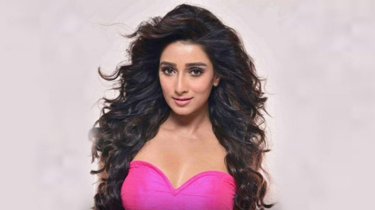 তবে এই অভিনেত্রীকে নিয়ে এক মজার গল্প রয়েছে সিনেপাড়ায়। যেখানে তাঁকে নিয়ে বেজায় এক রটনা রয়েছে, যে তিনি নাকি যখন তখন পড়ে যান।