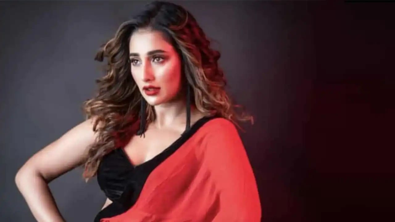 সত্যি কি তাই, একবার অপুর সংসার-এ এই মর্মে প্রশ্ন করেছিলেন সঞ্চালক শাশ্বত চট্টোপাধ্যায়। তিনি সায়ন্তিকাকে প্রশ্ন করেছিলেন সত্যি কি তিনি পড়ে যান?