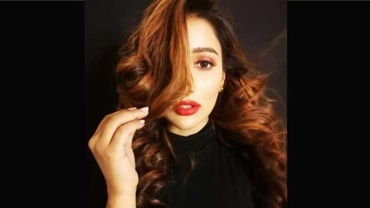 উত্তরে সায়ন্তিকা বলেছিলেন যখন-তখন। দাঁড়িয়ে দাঁড়িয়ে পড়ে যাই। শুকনো মাটিতে পড়ে যাই। কখনও বেশি সাবধান হতে গিয়ে পড়ে যাই।