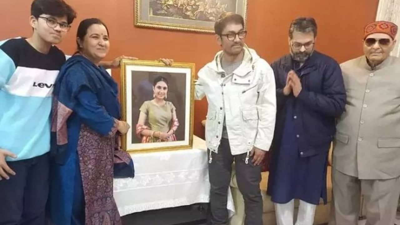 সুহানির পরিবারের সঙ্গে দেখা করতে গিয়ে এ কী করলেন আমির? ট্রোলের বন্যা