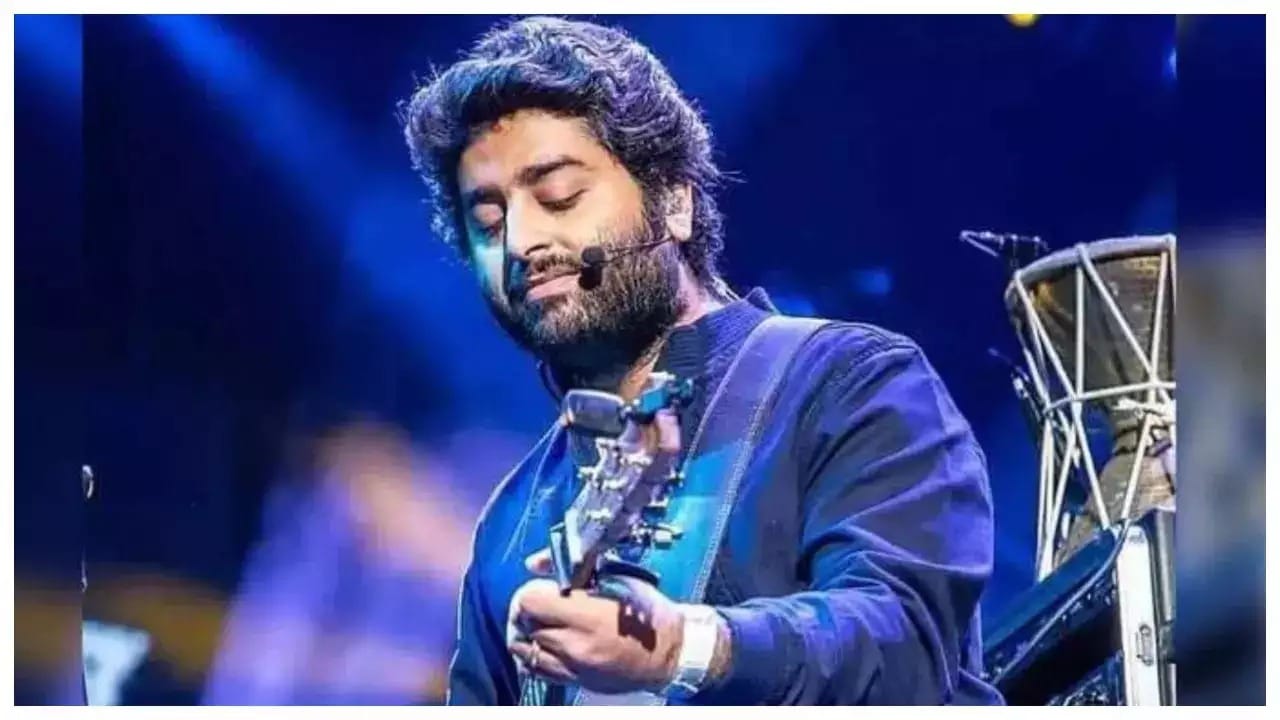 সাধারণ পোশাক, পায়ে চটি, স্কুটারে চেপে পথে ঘুরে বেড়াচ্ছেন অরিজিৎ। মুর্শিদাবাদের বাসিন্দাদের কাছে এ ছবি নতুন নয়। অরিজিৎ সিং-কে প্রায়ই এভাবেই দেখা যায়। 