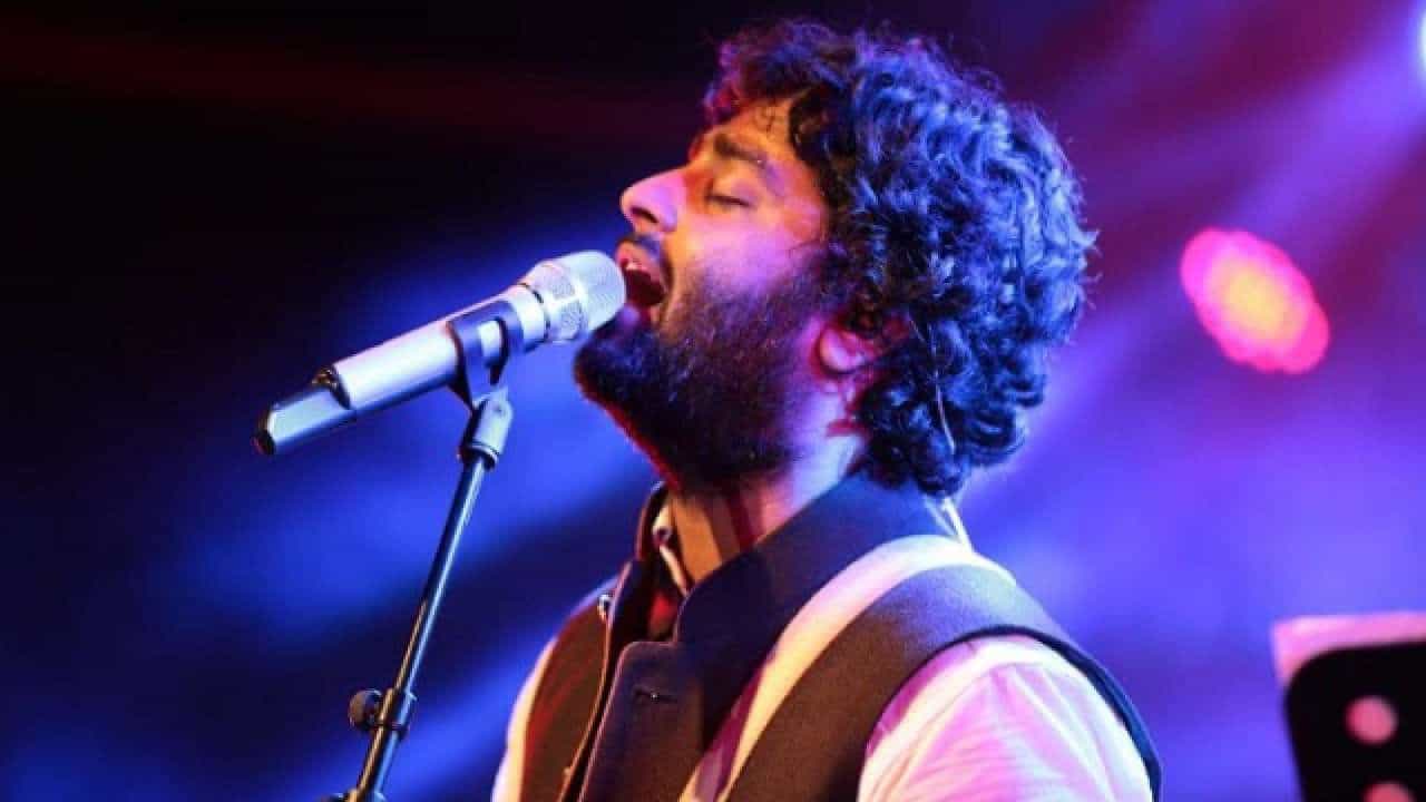 অরিজিৎ সিং। কেরিয়ারের শুরুতে একাধিক ঝড় তাঁর ওপর দিয়ে বয়ে গেলেও এখন তিনিই হাজার হাজার ভক্তের মনে রাজত্ব করছেন। তাঁর অনবদ্য কণ্ঠস্বরে এক কথায় মুগ্ধ সকলেই। 