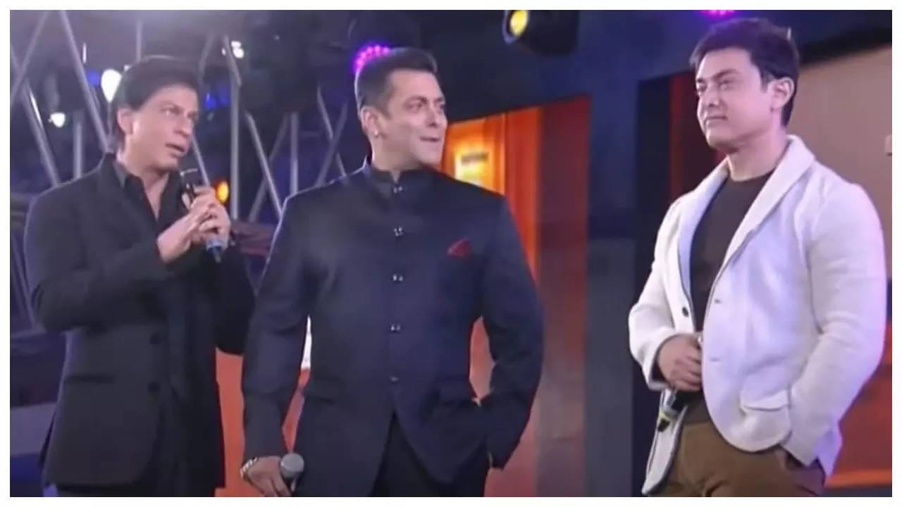 অন্যদিকে সলমন খান আসতেন ১০ টা থেকে ১১ টার মধ্যে। তা নিয়ে নিত্যদিনের সমস্যা তৈরি হত। শাহেজাদের কথায়, আমি অনেক সময় বিষয়টা সামাল দিতাম এটা বলে যে সলমন বান্দ্রা থেকে আসেন, অনেকটা ময় লাগে। 