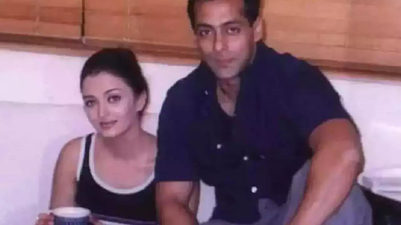 সলমনের উল্লেখ করে তিনি জানিয়েছিলেন, সলমন খানের মতোই বিষয়টা। ভালবাসা থাকলে এটা সম্ভবপর। যদিও বিতর্ক তাতে বিন্দুমাত্র পিছু ছাড়েনি। 