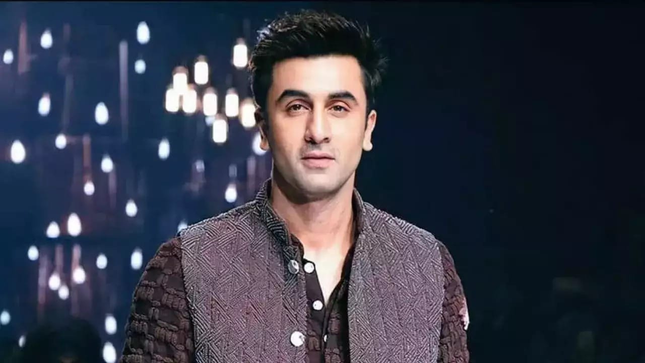 কপিল শর্মা শোয়ে এসে এমনই মন্তব্য করেছিলেন রণবীর কাপুর। তু ঝুটা ম্যায় মক্কার ছবির প্রচারে এসে এই প্রসঙ্গে মুখ খুলতে দেখা যায় রণবীর কাপুরকে। 
