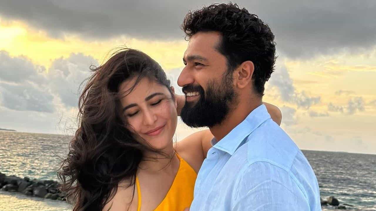 ভিকির ফোনের ওয়াল-পেপারে এ কোন শিশুর ছবি, ক্যাটরিনা জানেন? ভিকির ফোনের ওয়াল-পেপারে এ কোন শিশুর ছবি, ক্যাটরিনা জানেন?