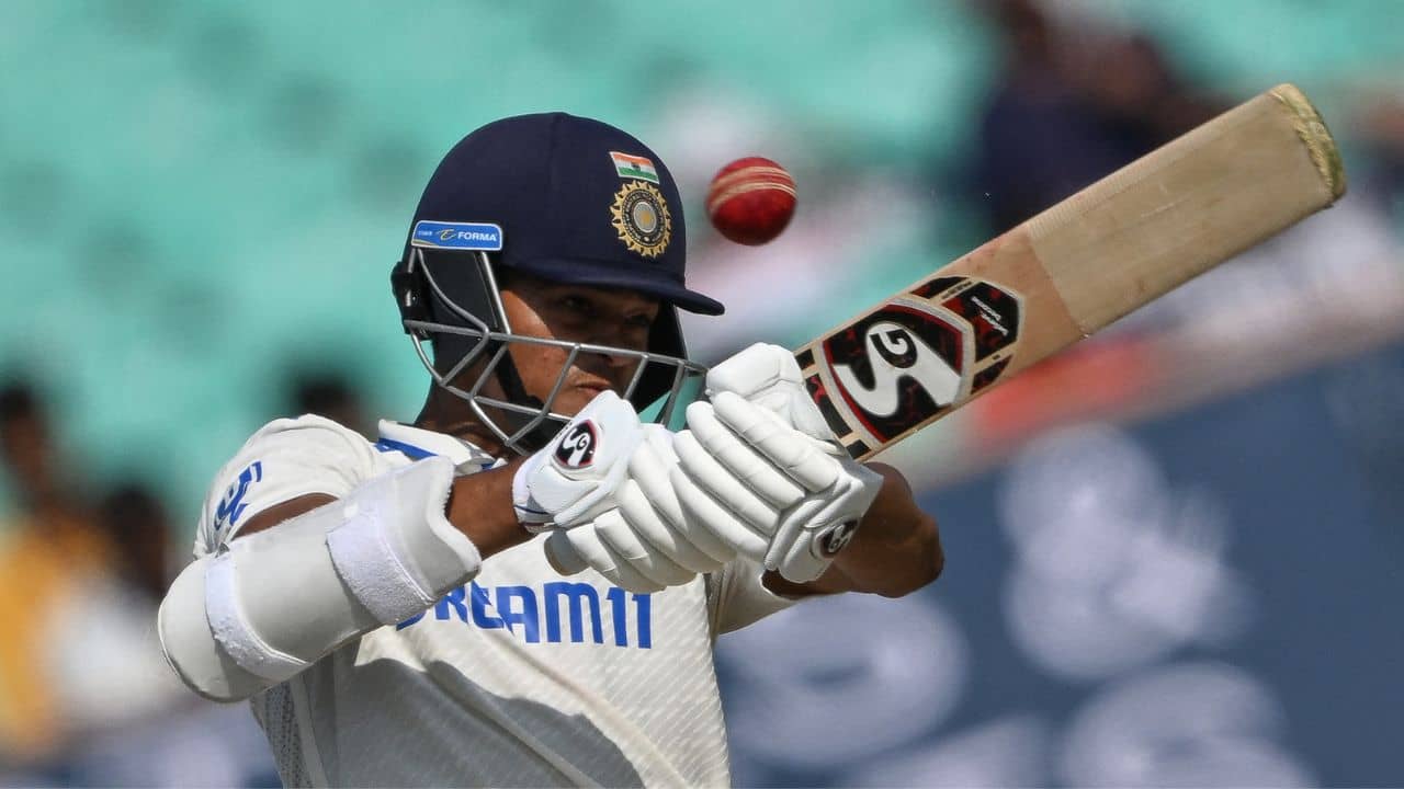 IND vs ENG: সেওয়াগের দ্বিতীয় সংস্করণ যেন, রাজকোটে রানের বন্যা বইয়ে সেঞ্চুরি যশস্বীর