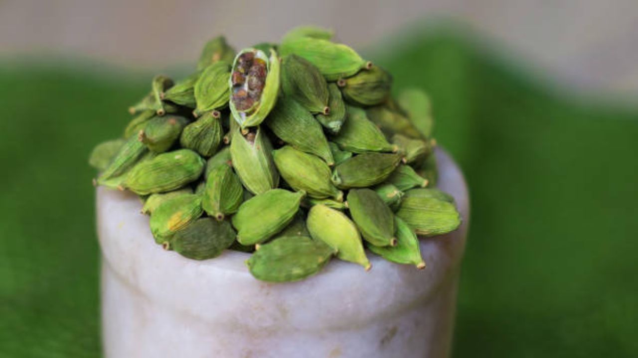 মুখের মধ্যে এলাচের দানা ফেলে রাখুন। এলাচের সুগন্ধ ন্যাচারাল মাউথ ফ্রেশনার হিসেবে কাজ করে। মুখের দুর্গন্ধ দূর করতে সাহায্য করে এলাচ। 