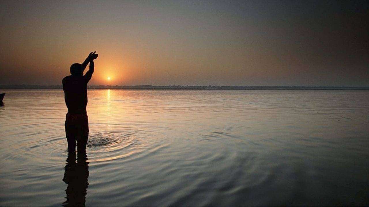 Bathing Astrology Tips: বাড়িতেও মিলবে গঙ্গাস্নানের পুণ্য! স্নানের জলের সঙ্গে এই জিনিস মেশালেই ধনী হবেন রাতারাতি