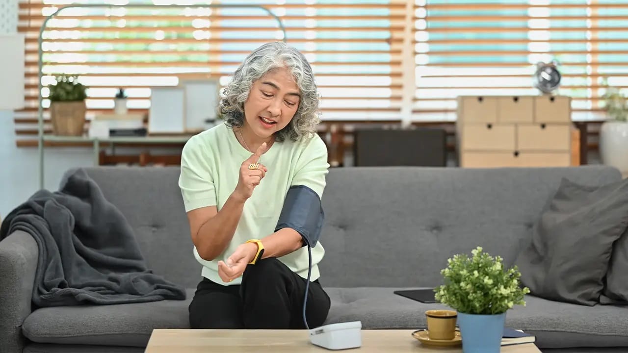 উচ্চ রক্তচাপ বা হাইপারটেনশন অনেকটা ‘সাইলেন্ট কিলার’-এর মতো। ফলে উচ্চ রক্তচাপের সমস্যা থাকলে বাড়িতেই প্রেশার মাপার যন্ত্র রাখা প্রয়োজন। তাহলেই বড় বিপদ হওয়া থেকে নিজেকে বাঁচাতে পারবেন।