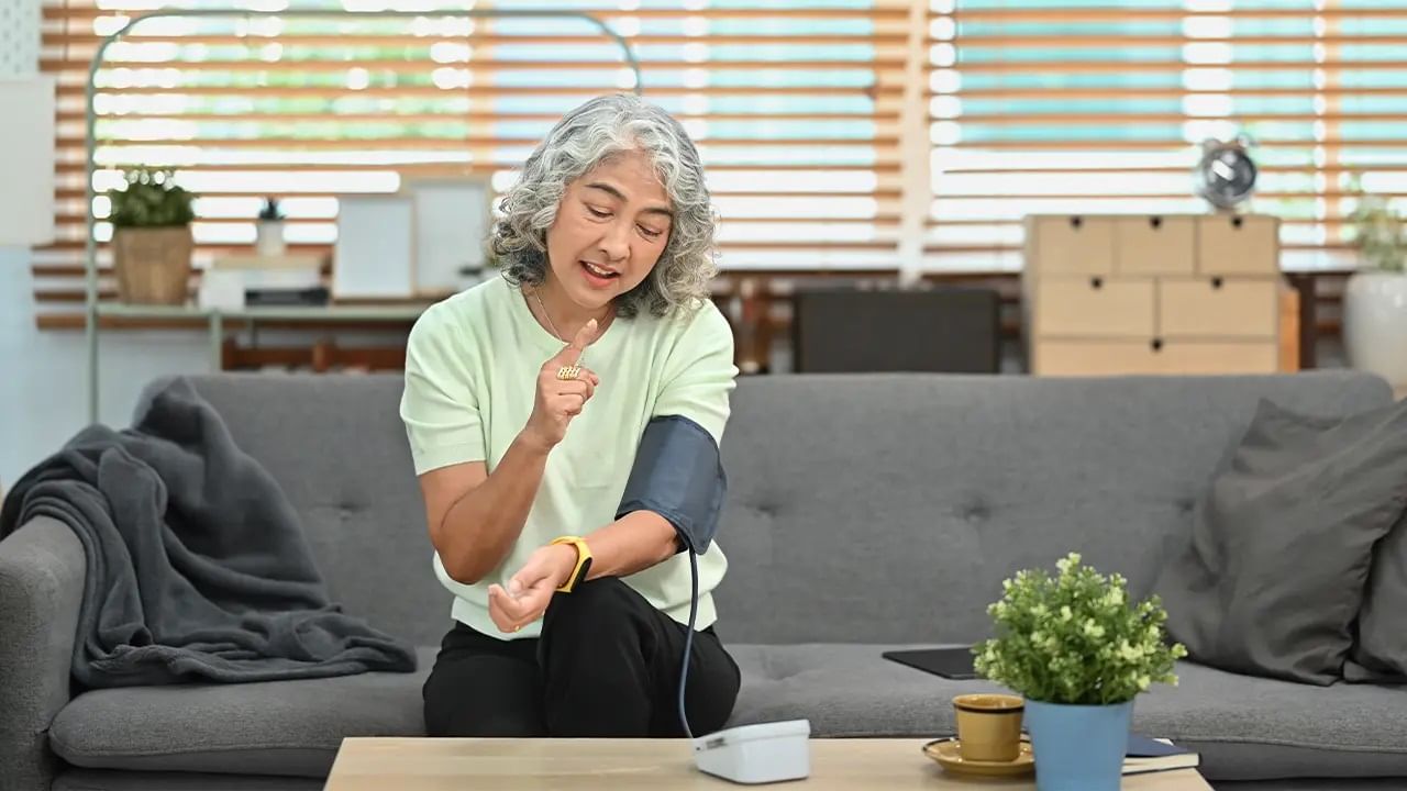 উচ্চ রক্তচাপ বা হাইপারটেনশন অনেকটা ‘সাইলেন্ট কিলার’-এর মতো। ফলে উচ্চ রক্তচাপের সমস্যা থাকলে বাড়িতেই প্রেশার মাপার যন্ত্র রাখা প্রয়োজন। তাহলেই বড় বিপদ হওয়া থেকে নিজেকে বাঁচাতে পারবেন।