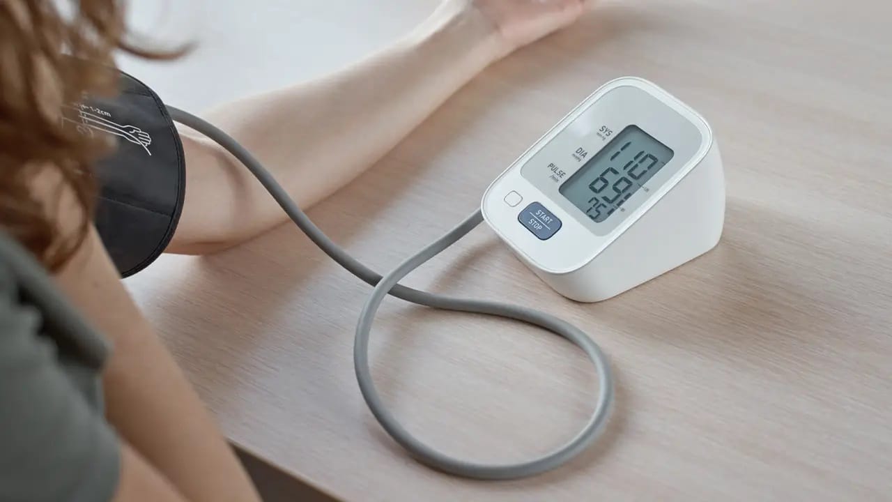 তবে যেহেতু বাড়িতে মাপছেন, তাই প্রেশার মাপার ক্ষেত্রে কোনও ভুল যাতে না হয় সেই দিকে নজর দিতে হবে। আজকাল অবশ্য প্রেশার মাপার জন্য অত্যাধুনিক ইলেকট্রনিক মেশিন বেরিয়ে গিয়েছে। 